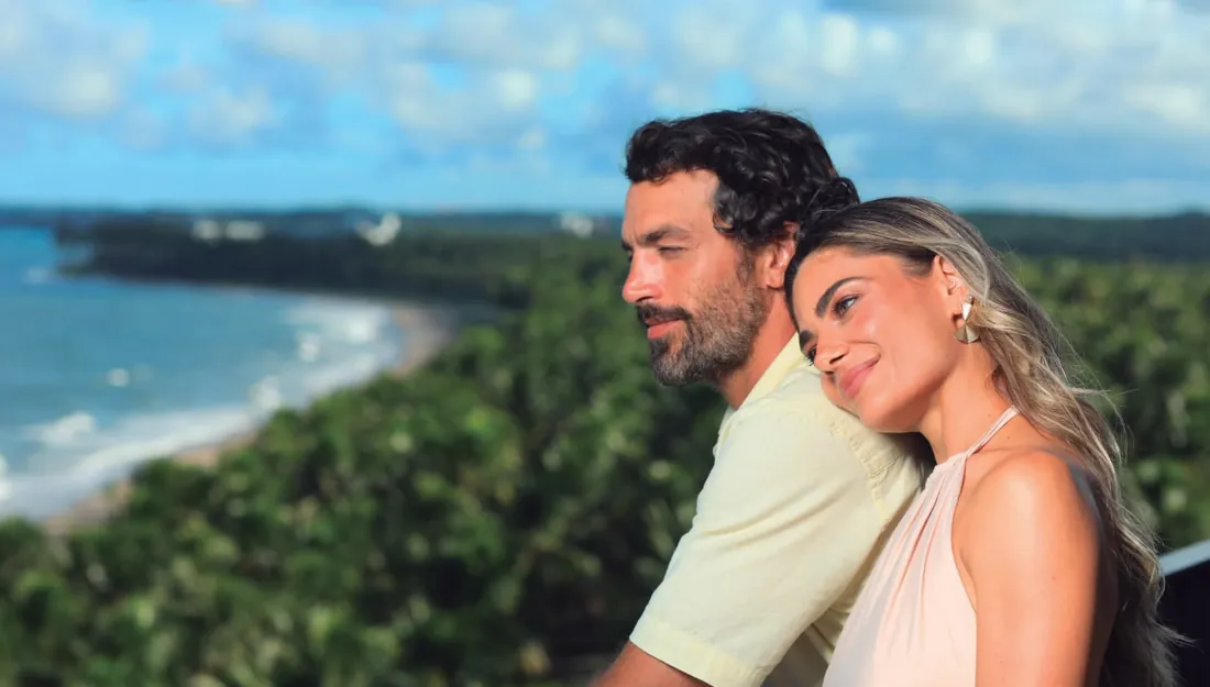 Casal contemplando o mar no Paiva