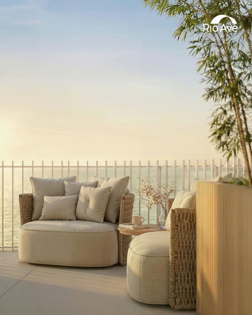 Varanda com poltronas e vista mar
